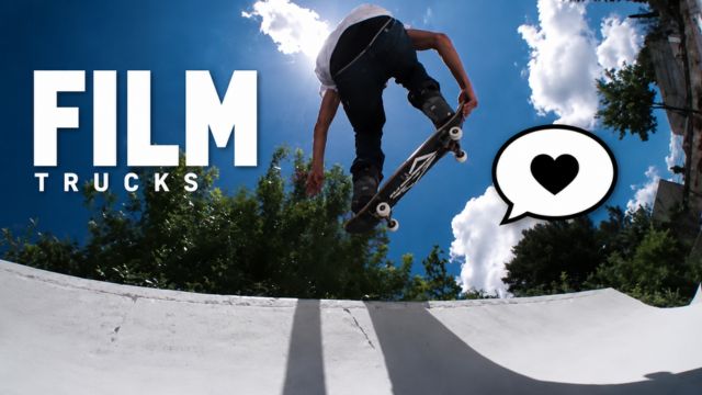FILM TRUCKSの口コミ・評価をイメージしたスケートボードアクション画像。ミニランプでトリックするスケーターとFILMロゴを配置。